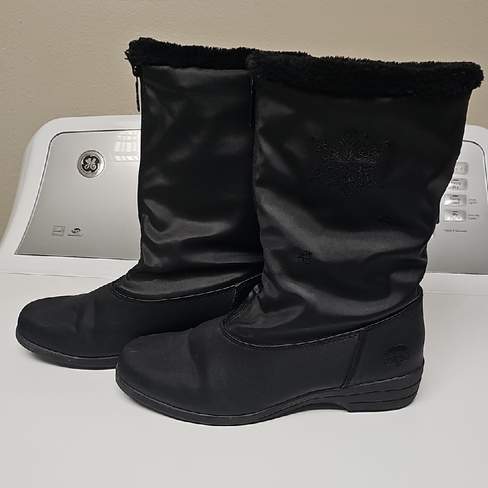 Totes zipper Women's size 7 M Black Winter Boots with Snowflake Design "Nicole"